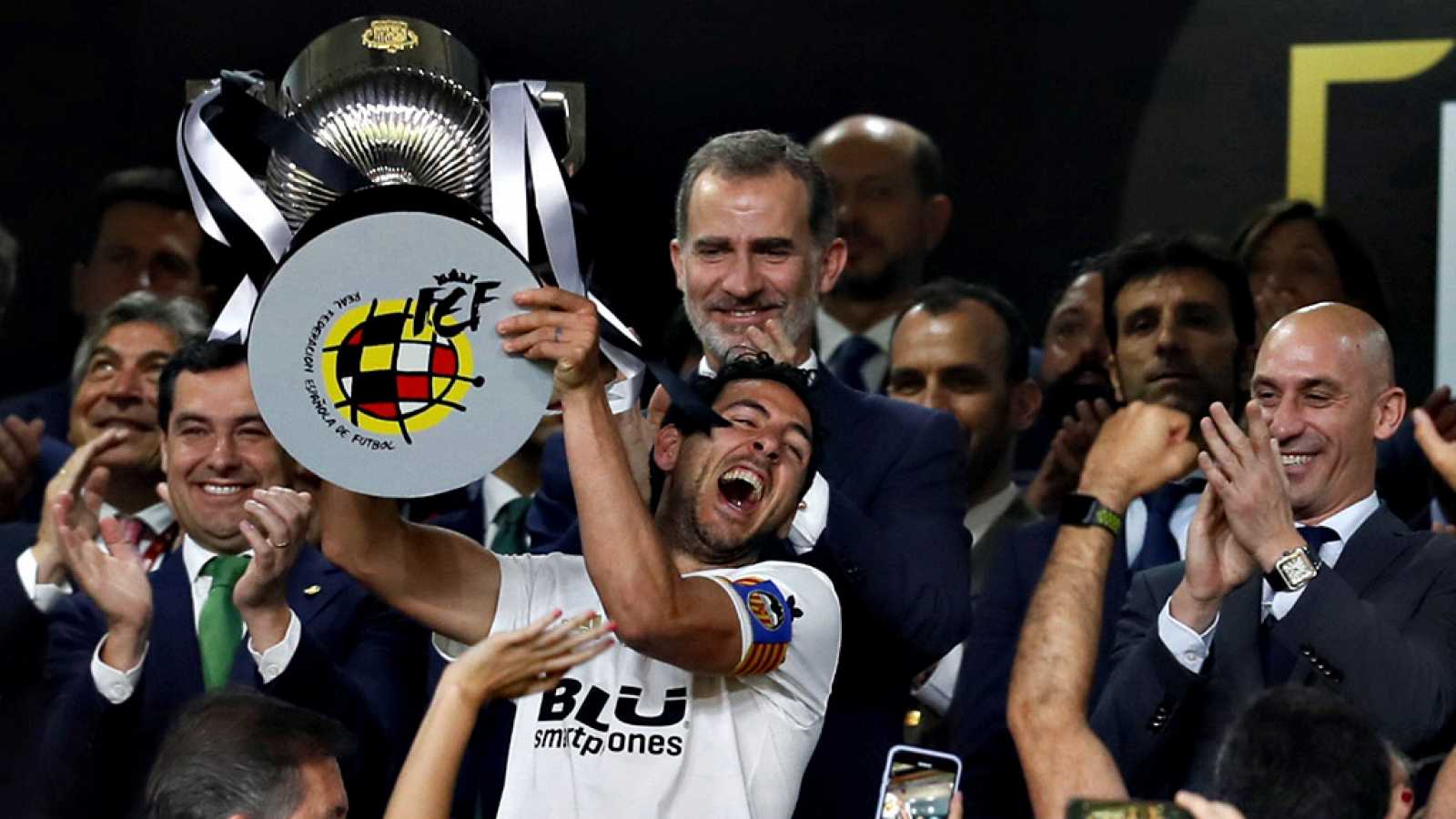 El Valencia CF vuelve de Sevilla con la Copa del Rey