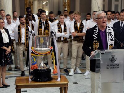 El Valencia CF se da un baño de masas tras conseguir su octava Copa del Rey