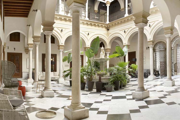 Tres hoteles con encanto para alojarse en Sevilla